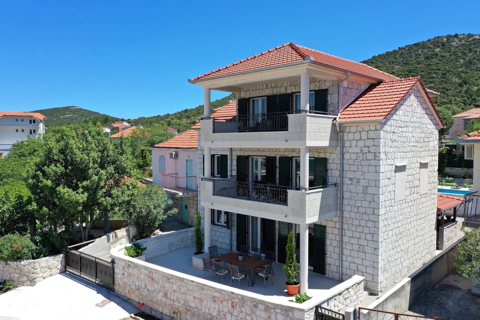 Antini Dvori — the 1920s Dalmatian stone villa