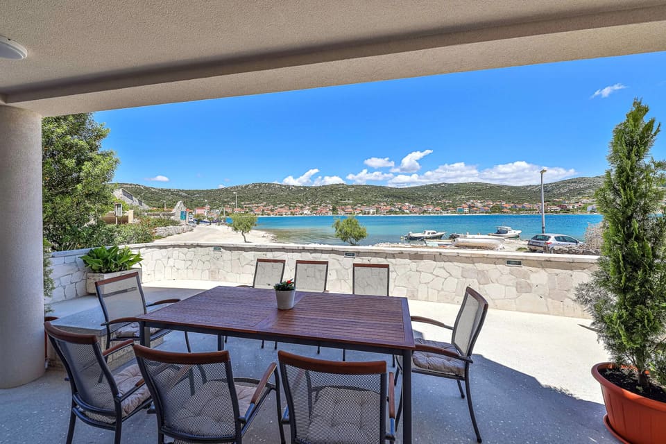 Terrace dining with sea view