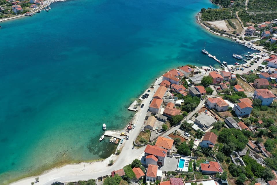 The turquoise shallows of Vinišće