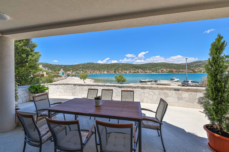 Outdoor dining table above the bay