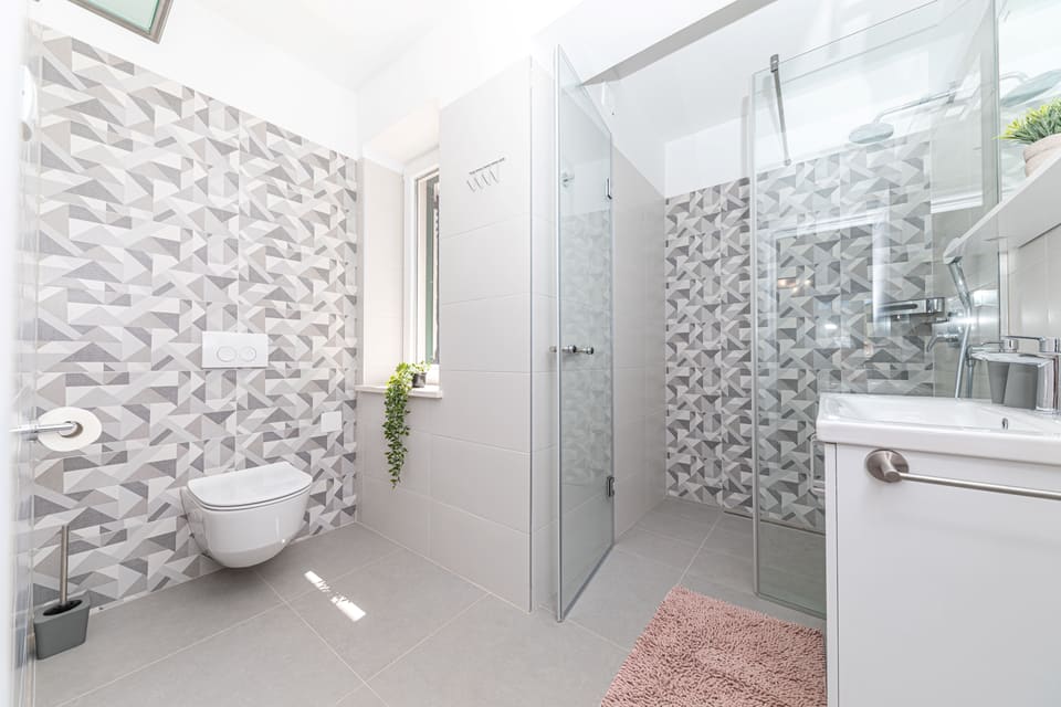 En-suite bathroom with walk-in shower