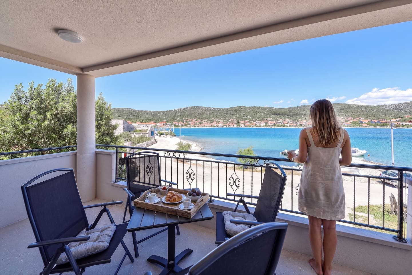 Breakfast on a sea-view balcony of Antini Dvori